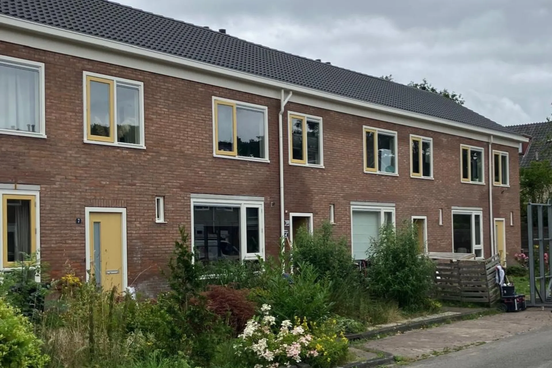 Rijtjeshuizen die verduurzaamd zijn met tuin.